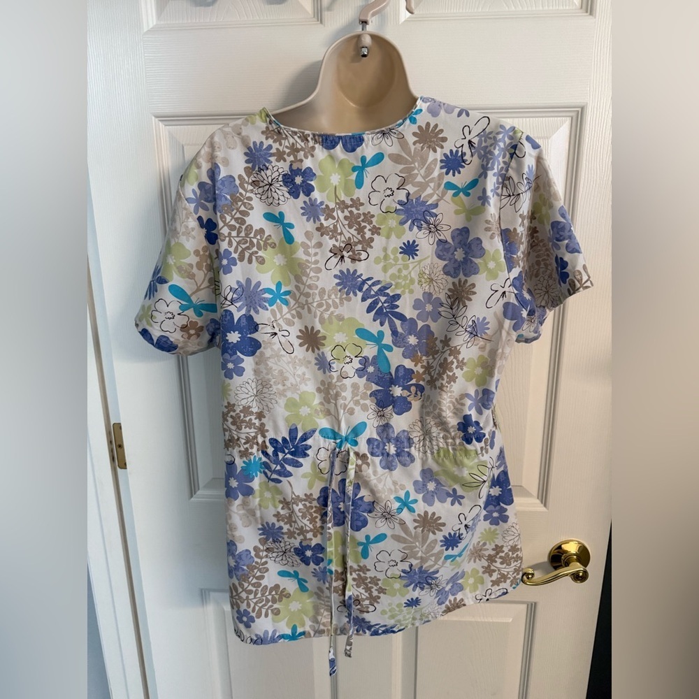 SB Scrubs Floral Print Top with Blue and Cream Size M - Picture 2 of 7